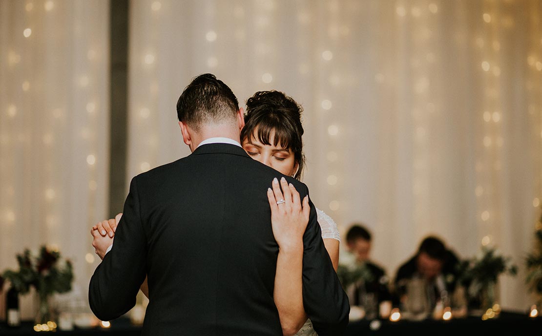 couple's first dance at Carmen's lakeview in Hamilton